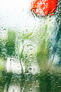 夏日雨后沾满水滴的玻璃背景图片