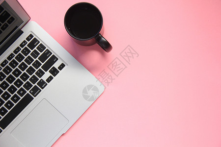 咖啡粉色办公桌电脑静物摄影设计图片