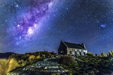 深邃夜空教堂星空背景