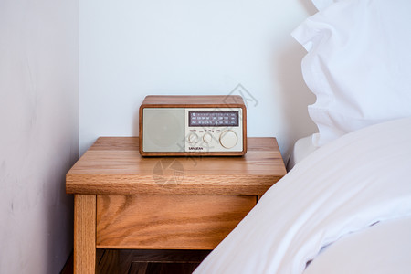 小收音机民宿床头的收录机背景