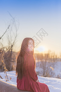 手绘女孩图片免费下载唯美雪地人像背景