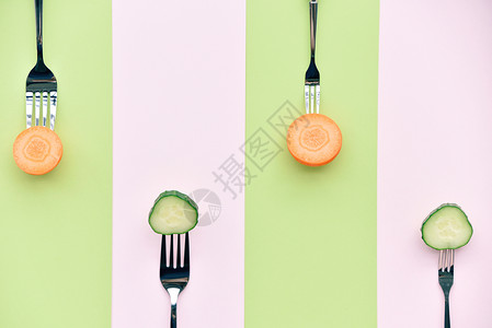 胡萝卜切片叉子上的蔬菜背景