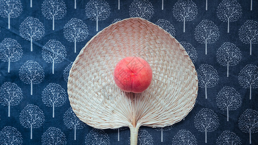 红桃A蒲扇与水蜜桃背景