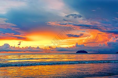 金色唯美渐变纹理暴风雨过后的海边日落背景