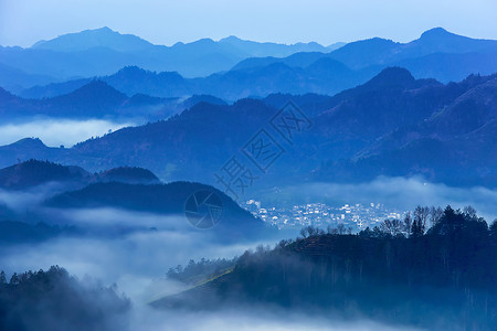 黎明时分的小山村背景图片