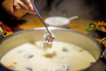 鱼头火锅筷子夹美食高清图片