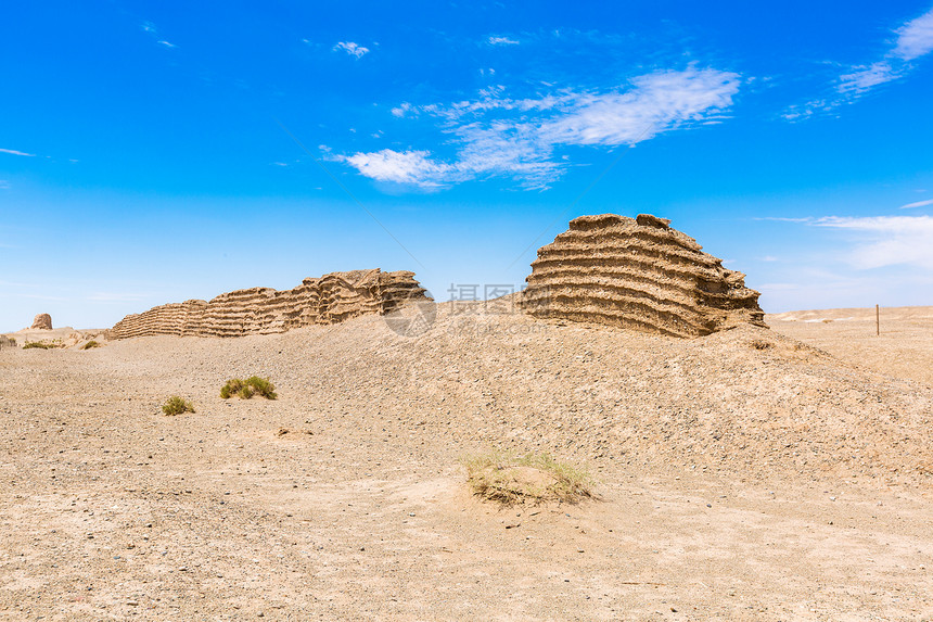 沙漠中的汉长城遗迹图片
