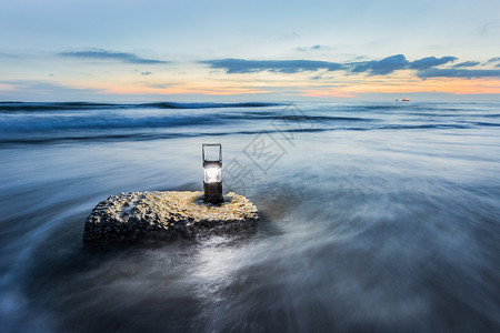 海边的孤独明灯图片