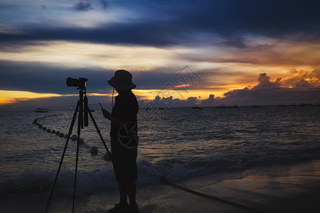 黑白油画素材海边的摄影师背景