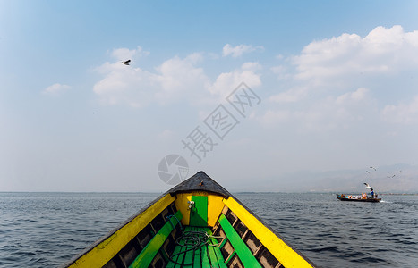 漂浮广告湖面木船背景