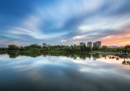 房产达人素材湖面晚霞火烧云倒影背景