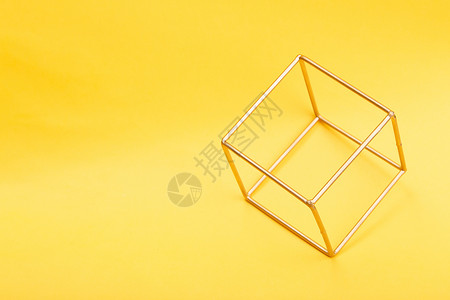 透明正方体黄色背景上的几何图形背景