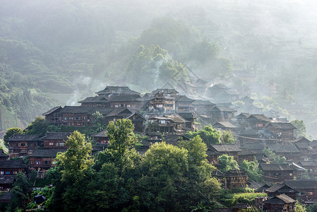 清晨的村寨绿色烟山高清图片
