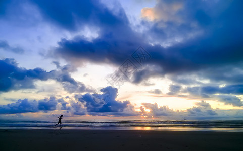 海边奔跑的人背景图片