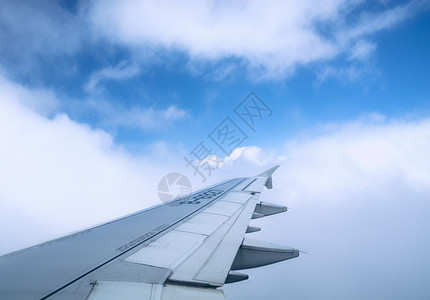 机翼下的云层高空中的机翼背景