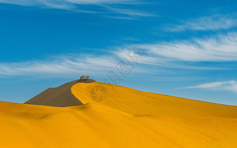 金色的沙漠沙滩骑马高清图片