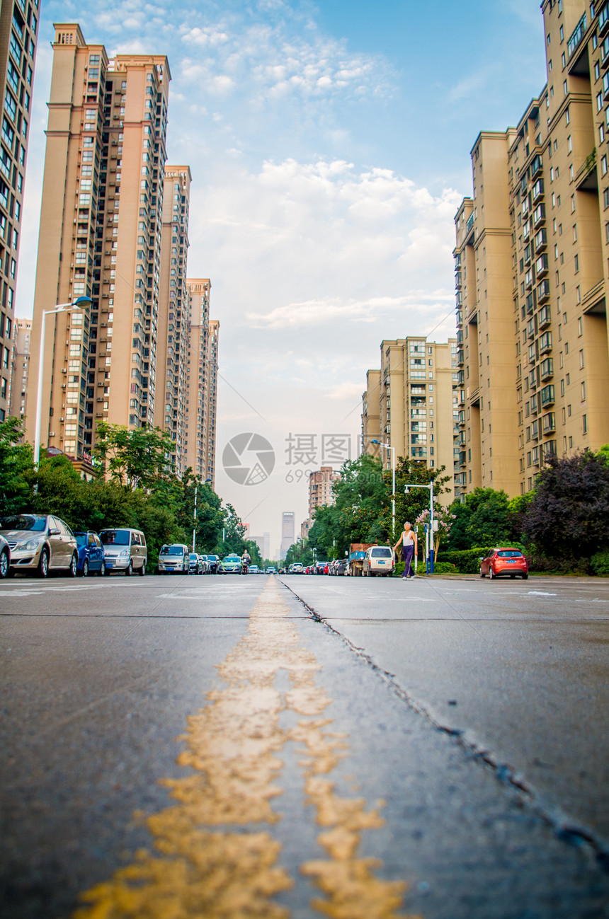 夏季傍晚雨后的城市建筑与晚霞图片