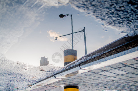 水洼倒影路面的水洼与倒影背景