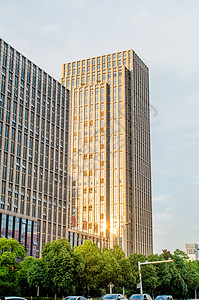 夏季傍晚雨后的城市建筑与晚霞图片