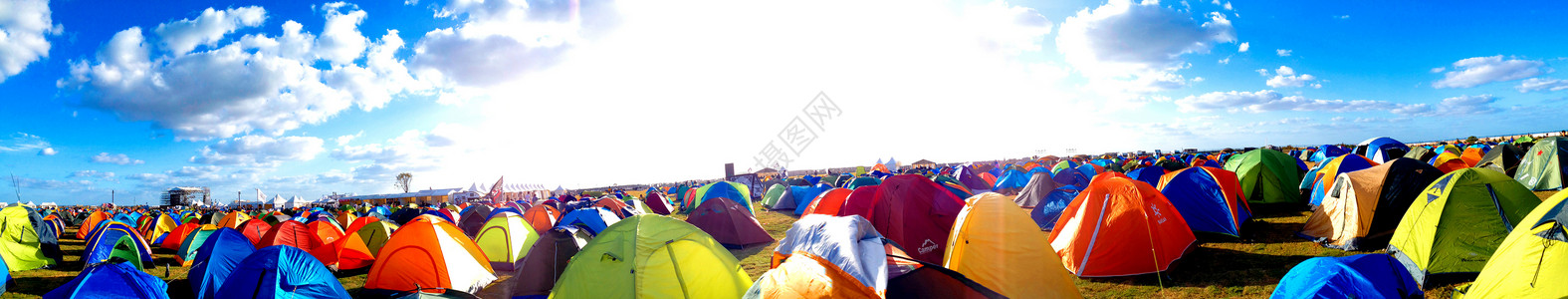 野外夏令营海报户外草地上的帐篷背景