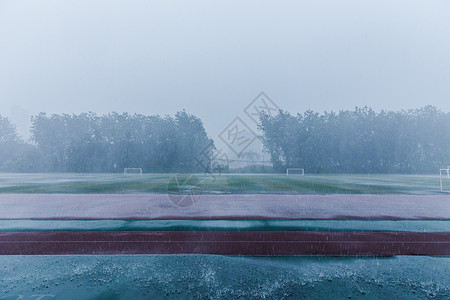 大风大雨校园操场暴雨天气素材背景