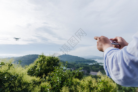 手机风景背景美丽山脉女孩操作无人机背景