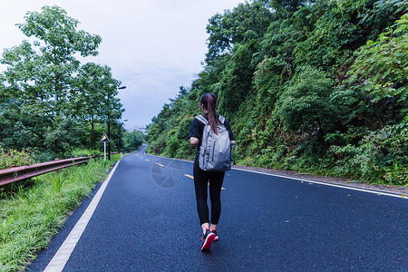 美丽风景山路女孩背包旅行背景