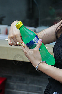 雪碧瓶子夏日旅游美食街拍背景