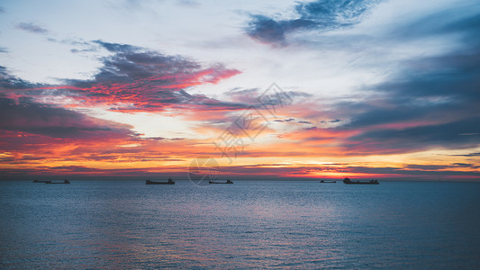 启航新征程日出天空海边船舶背景