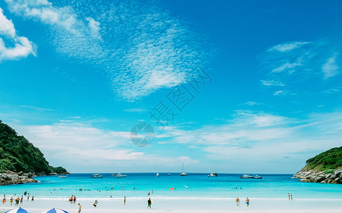 小清新蓝色喷漆蓝天白云沙滩度假背景