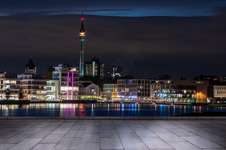 湖建筑广场对面的夜间城市设计图片