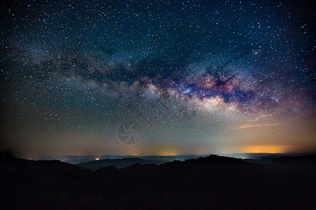 夜空中的银河背景图片