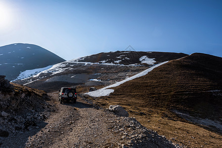 穿越雪山浩瀚登山车高清图片