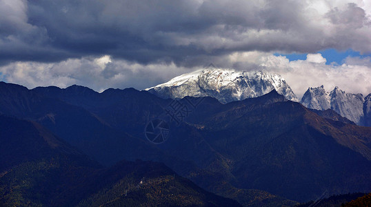 玉龙雪山背景图片