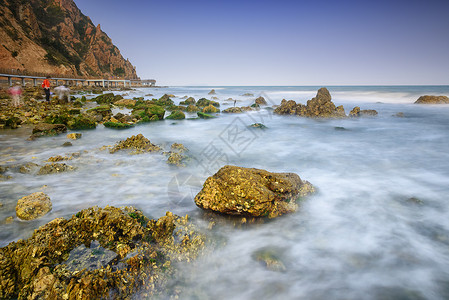 动感海浪海边捡贝壳背景