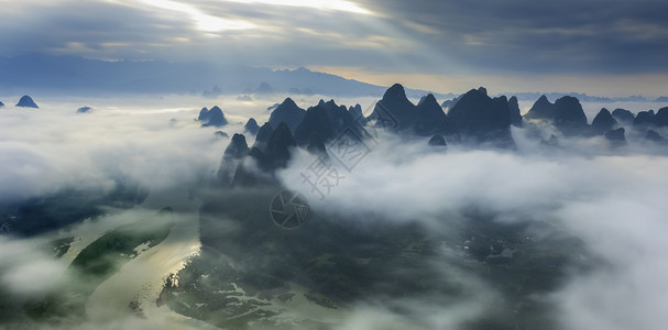 广西来宾云雾缭绕的漓江背景