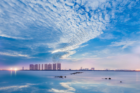 清新蓝天白云下的天空之城高清图片