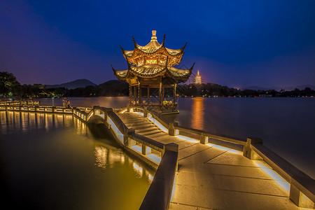 雷峰塔与长桥夜景高清图片