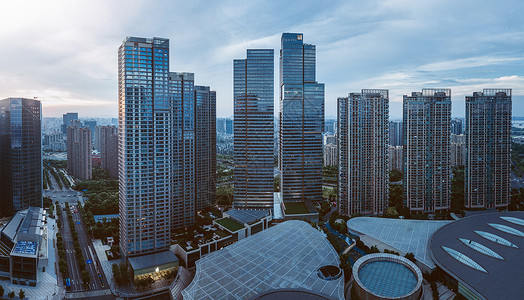 公路夕阳高楼林立的商业中心背景