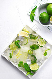 一个饮料杯夏日冰块薄荷柠檬清爽素材背景