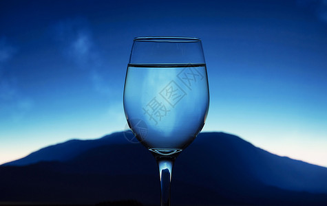 浅蓝色简单创意玻璃杯静物摄影背景