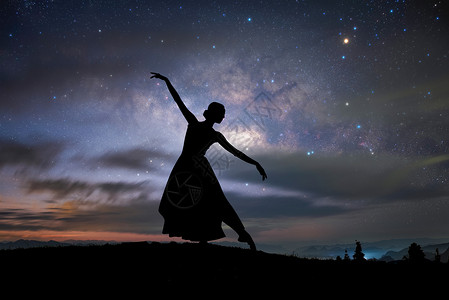 傍晚夜空星空下的舞者设计图片
