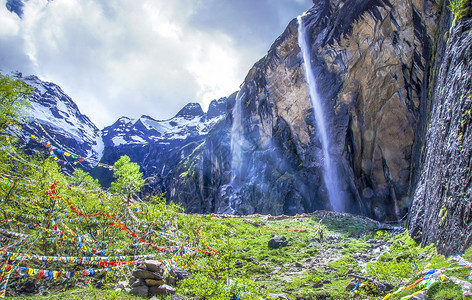 关爱心灵雨崩村神瀑背景