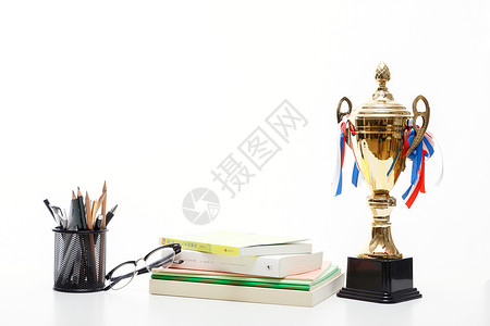 奖杯和文具组合背景图片