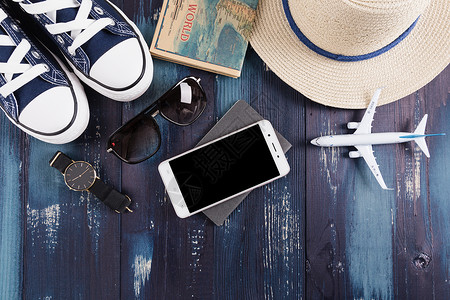 手机和太阳镜夏日旅游飞行计划准备设计图片