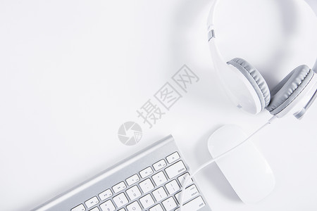 简单耳机鼠标键盘办公桌面背景图片