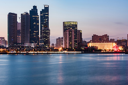 政务中心双子座青岛城市夜景背景