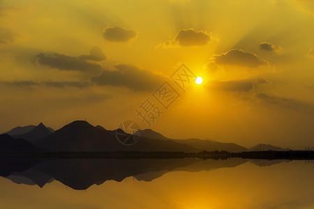 唯美绚丽风景绚丽夕阳下的湖面背景