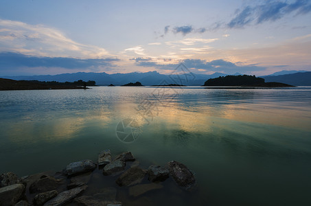 清水湖田螺一湖清水映晚霞背景