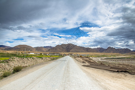 西藏公路拉萨火车高清图片